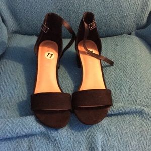 Cute black ankle strap shoes for summer!